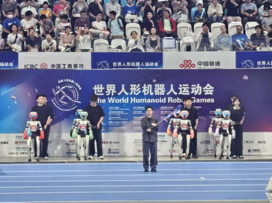 华生证券 宇树科技机器人方阵亮相！身穿格斗服尽显专业气质